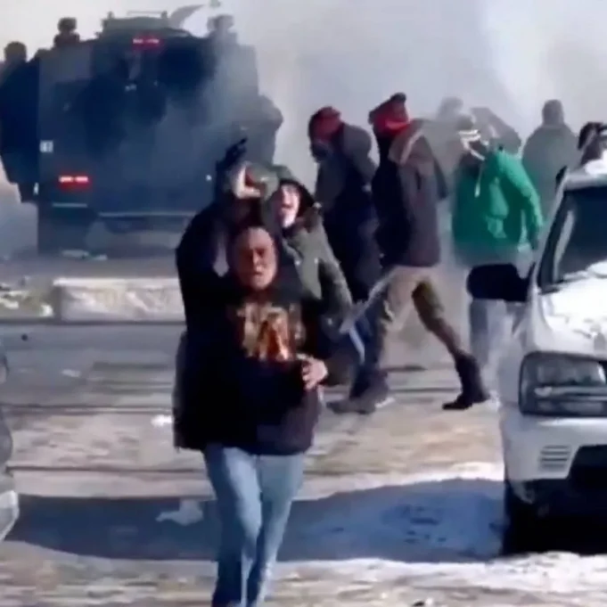 EEUU – continúa la brutal represión en Minneapolis. Mujer manifestante pierde parte de su mano