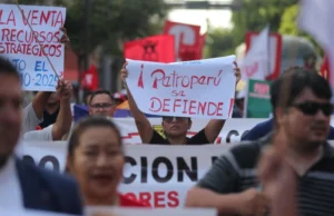Peruanos bloquean carretera Panamericana en protesta por posible privatización de Petroperú
