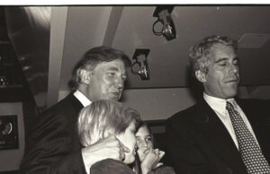 Modelos adolescentes, hombres poderosos y cenas privadas: cuando Trump presentó el Look del Año