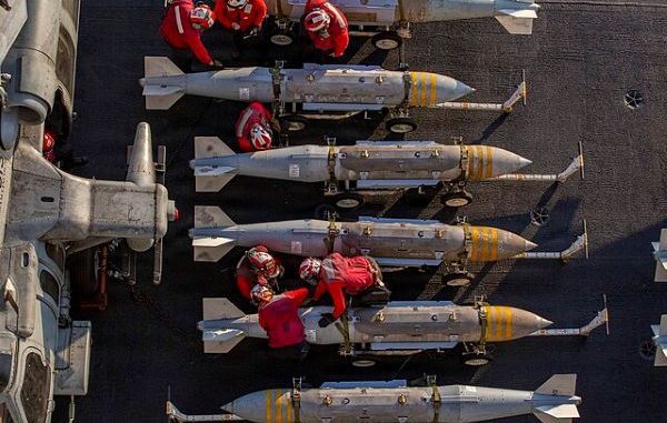 Misiles en la cubierta de vuelo del USS Abraham Lincoln