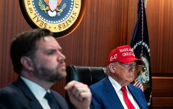 Trump-in-situation-room-600x381
