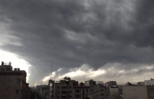 Lluvia negra tóxica cae sobre Teherán tras los ataques de EE.UU. e Israel contra depósitos de combustible