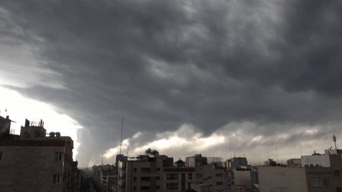 Lluvia negra tóxica cae sobre Teherán tras los ataques de EE.UU. e Israel contra depósitos de combustible