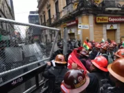 Fuertes combates en La Paz, Bolivia: La ciudad tomada – «Huyen diputados de la Asamblea»