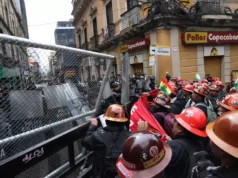 FUERTES COMBATES EN LA PAZ BOLIVIA: LA CIUDAD TOMADA: «HUYEN DIPUTADOS DE LA ASAMBLEA»
