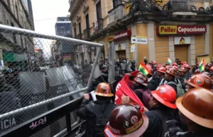 Fuertes combates en La Paz, Bolivia: La ciudad tomada – «Huyen diputados de la Asamblea»