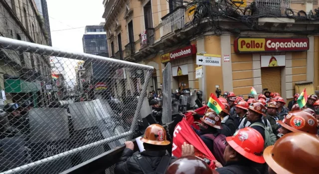 Fuertes combates en La Paz, Bolivia: La ciudad tomada – «Huyen diputados de la Asamblea»
