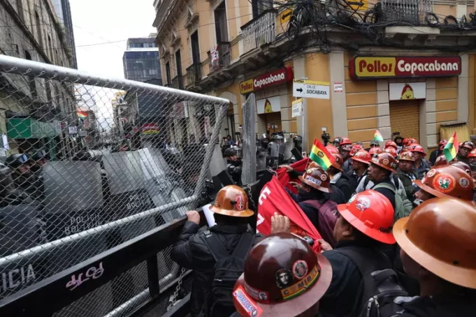Fuertes combates en La Paz, Bolivia: La ciudad tomada – «Huyen diputados de la Asamblea»