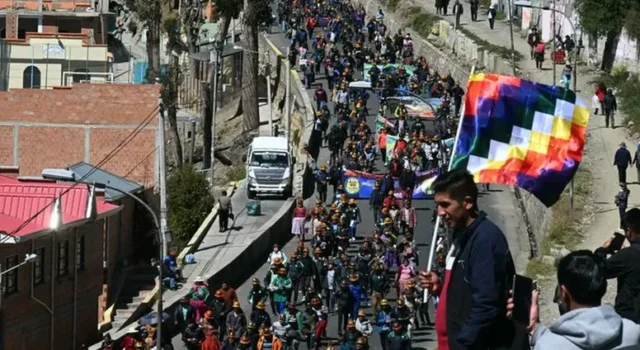 BOLIVIA: TRABAJADORES Y CAMPESINOS TOMARON LA CIUDAD DE LA PAZ Y EL «PALACIO QUEMADO» SEDE PRESIDENCIAL