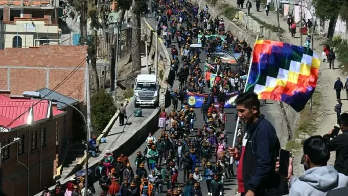 BOLIVIA: TRABAJADORES Y CAMPESINOS TOMARON LA CIUDAD DE LA PAZ Y EL «PALACIO QUEMADO» SEDE PRESIDENCIAL