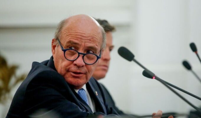 Chile – Le llueve sobre mojado al ministro de Hacienda Jorge Quiroz
