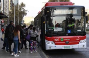 Chile – Gobierno de Kast reduce la frecuencia del transporte público en Santiago