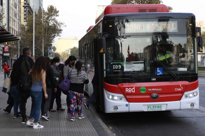 Chile – Gobierno de Kast reduce la frecuencia del transporte público en Santiago