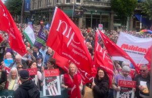 Miles de trabajadores y jóvenes se manifiestan en Belfast contra los ataques racistas y de extrema derecha