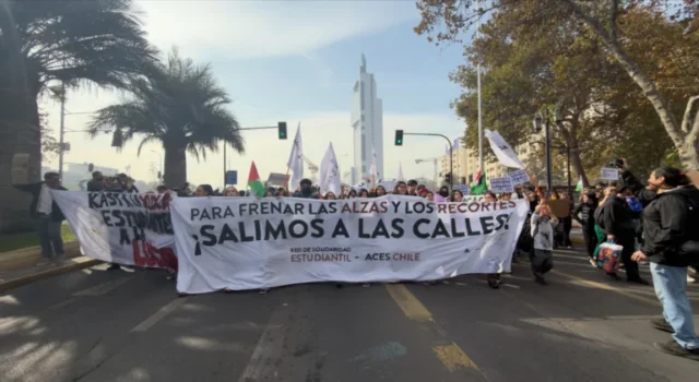 Ver «Vándalos e incivilizados» contra los recortes sociales de Kast»