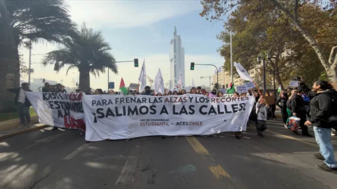 Ver «Vándalos e incivilizados» contra los recortes sociales de Kast»