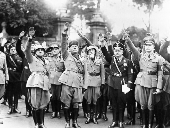 Los Fascistas ya no usan uniformes