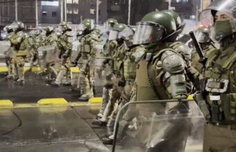 Chile – Reprimen a estudiantes durante paro nacional contra recortes sociales de Kast