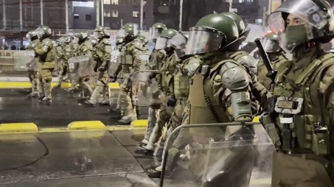 Chile – Reprimen a estudiantes durante paro nacional contra recortes sociales de Kast