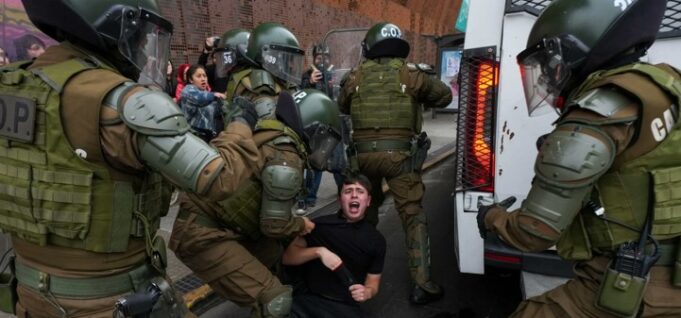 Más de 150 académicos de la Universidad de Chile, incluyendo Premios Nacionales, condenan represión estudiantil y exigen diálogo social
