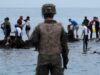 Marroquíes cruzan a nado por mar o saltando las murallas que separan a España de Marruecos