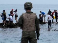 Marroquíes cruzan a nado por mar o saltando las murallas que separan a España de Marruecos