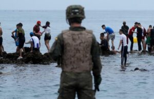 Marroquíes cruzan a nado por mar o saltando las murallas que separan a España de Marruecos
