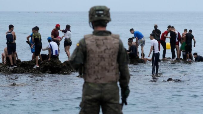Marroquíes cruzan a nado por mar o saltando las murallas que separan a España de Marruecos
