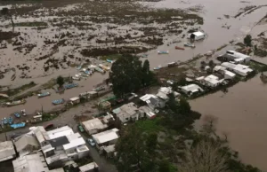 Chile – Mientras miles de Chilenos sufren una de las más grandes Catástrofes climáticas la derecha y el PDG festejaban en el parlamento la aprobación de la MEGA REFORMA.