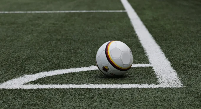 Réquiem por la pelota: cómo la FIFA privatizó nuestra última trinchera emocional
