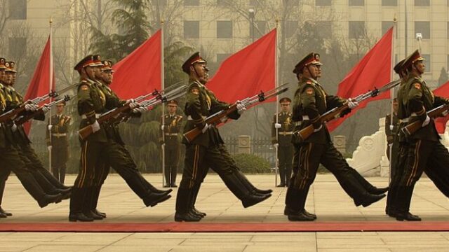 Chinese_honor_guard_in_column