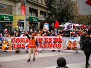 Codelco no se vende, se defiende, se escucho fuerte en el centro de Santiago (Foto reportaje)