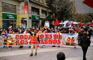 Codelco no se vende, se defiende, se escucho fuerte en el centro de Santiago (Foto reportaje)