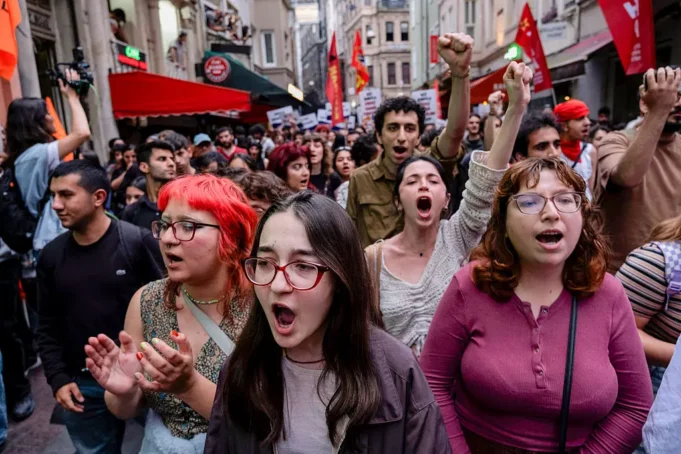 La generación Z no es apática, perdió la fe en las promesas del capitalismo