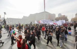 Siguen movilizaciones contra el gobierno de Kast en Santiago