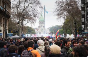Argentina – Dura derrota de Milei: El gobierno retiró lo esencial del proyecto privatizador