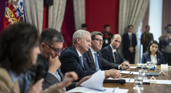 Cadem golpea al gobierno de Kast: 61% lo desaprueba y el pesimismo económico alcanza niveles de la pandemia
