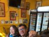 CANCIONES UPELIENTAS EN LA CAFETERÍA POPULAR CON FRANCISCO VILLA Y CAMILA CHASCONA