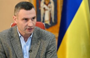 Una periodista le pregunta a Vitali Klitschko, alcalde de Kiev