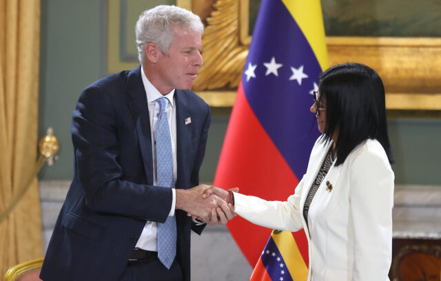 Venezuela firma acuerdos con Chevron y Eni en presencia del secretario de Energía de EE.UU.