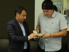 Diputado francés otorga medalla de La Asamblea Nacional a Héctor Llaitul