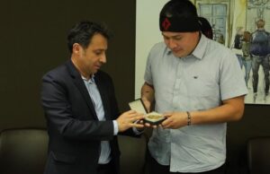 Diputado francés otorga medalla de La Asamblea Nacional a Héctor Llaitul