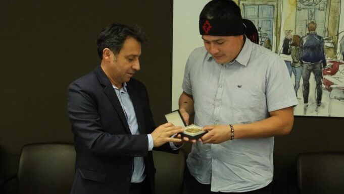 Diputado francés otorga medalla de La Asamblea Nacional a Héctor Llaitul