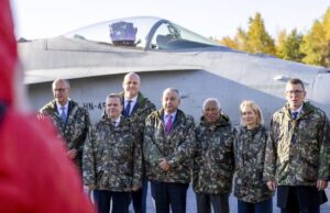 Jefes de Estado y de Gobierno de la UE con chaquetas militares en la Cumbre del Ártico