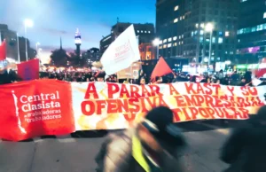 Protestas de estudiantes y trabajadores salen al paso del Trump-Foro de Madrid que se realiza en Chile