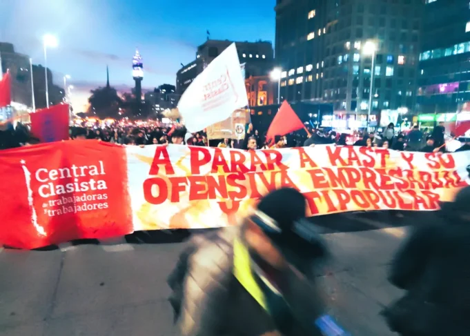 Protestas de estudiantes y trabajadores salen al paso del Trump-Foro de Madrid que se realiza en Chile