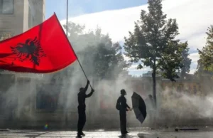 Albania – La “revolución de los flamencos” se convierte en un violento enfrentamiento con el poder