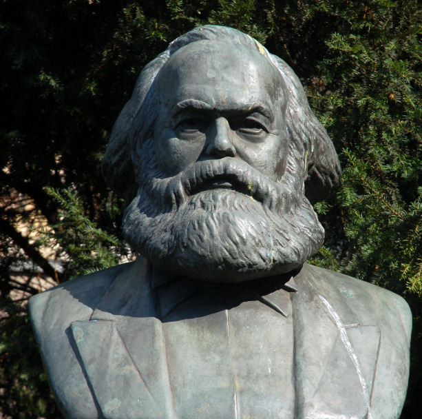 Busto-de-Karl-Marx-en-Strausberger-Platz-Berlín-obra-de-Will-Lammert-1953