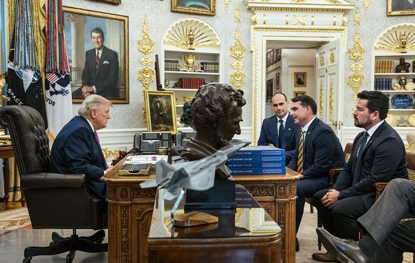 Donald_Trump_Flavio_Bolsonaro-600x381 (1)