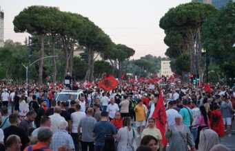 Protestas masivas sacuden Albania